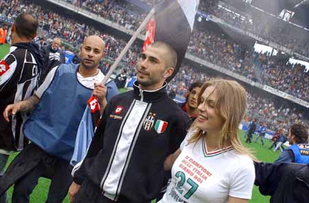 国足世预赛名单公布 新老结合备战