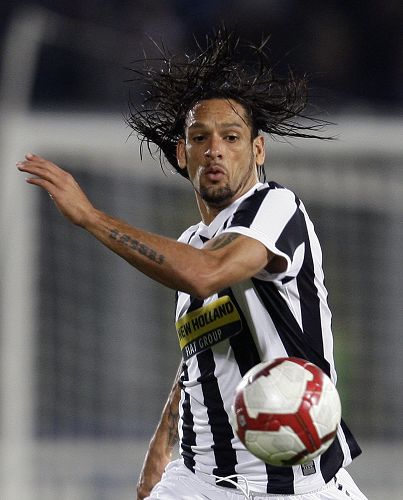 质疑判罚不公，C罗皇马时期也做过相同争议手势并高喊“抢劫”